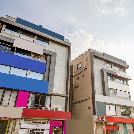 ホテル Capital O Maple View Naroda エクステリア 写真