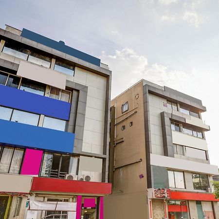 ホテル Capital O Maple View Naroda エクステリア 写真