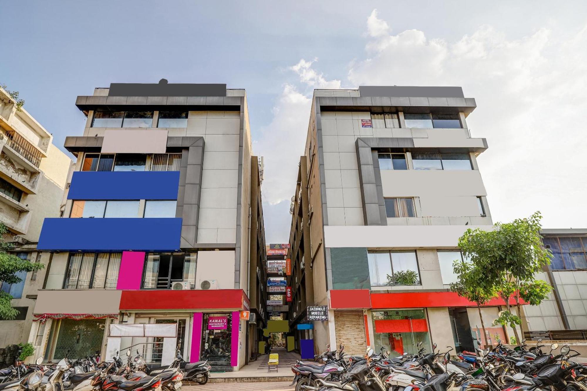 ホテル Capital O Maple View Naroda エクステリア 写真
