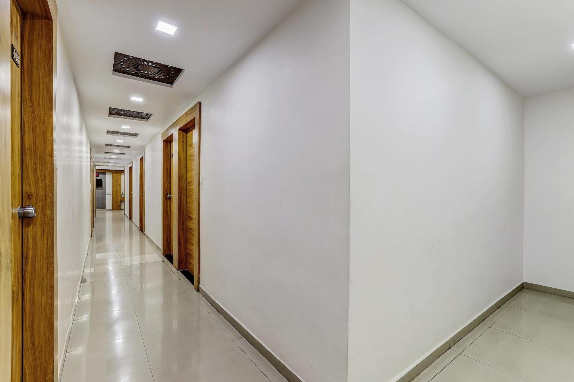 ホテル Capital O Maple View Naroda エクステリア 写真