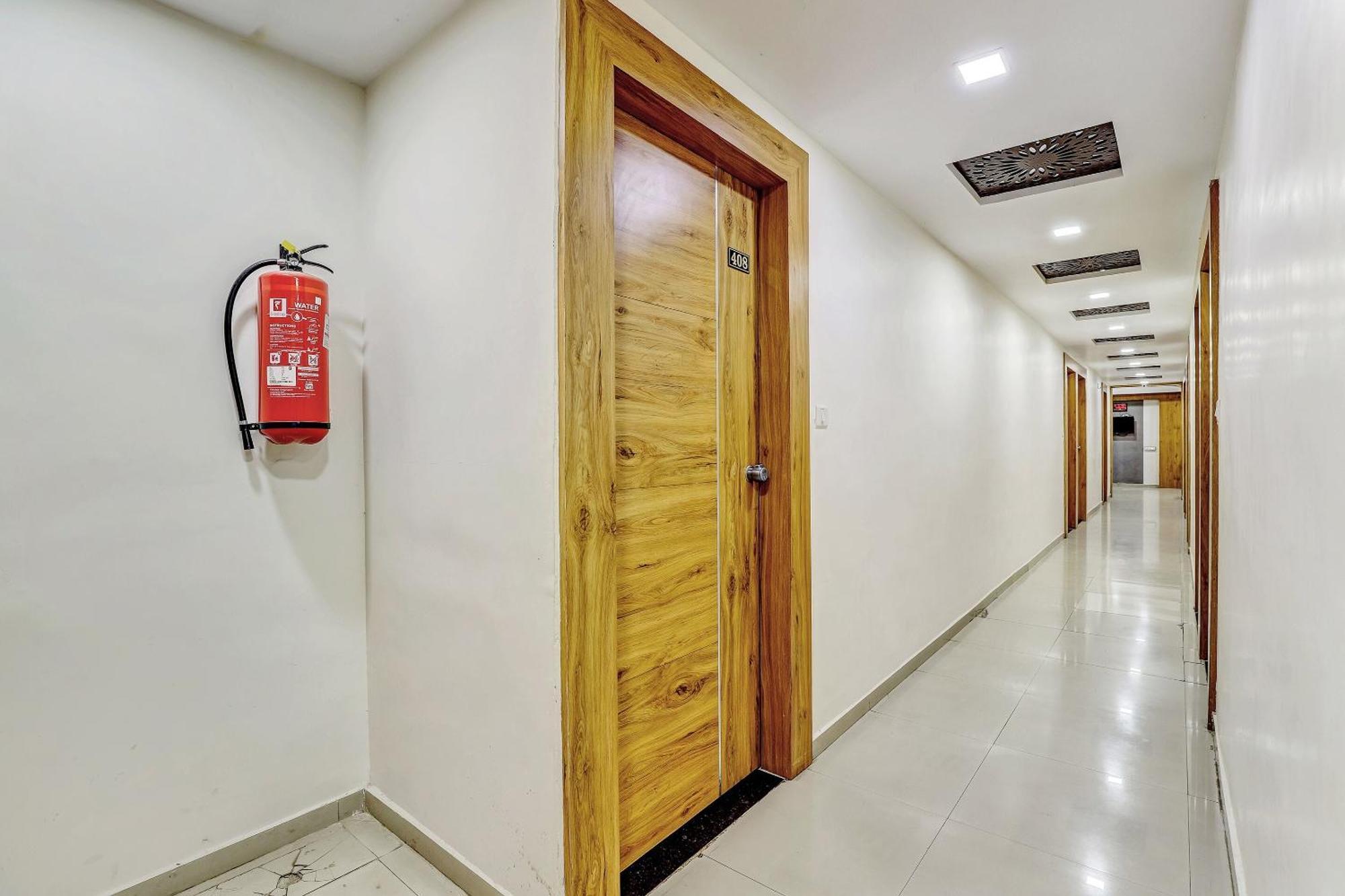 ホテル Capital O Maple View Naroda エクステリア 写真