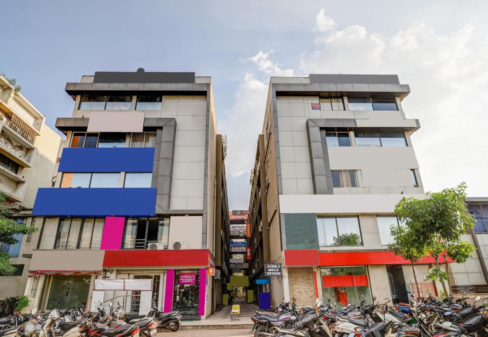 ホテル Capital O Maple View Naroda エクステリア 写真