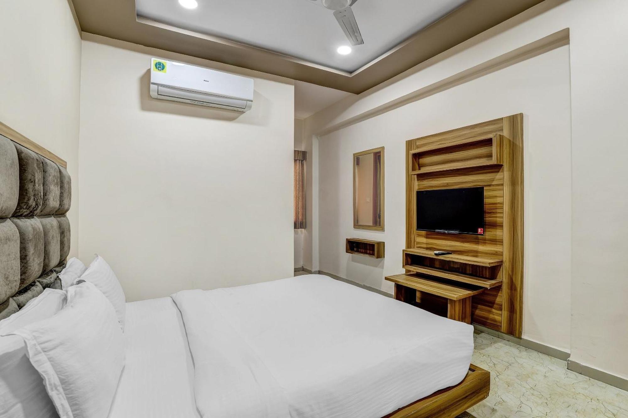 ホテル Capital O Maple View Naroda エクステリア 写真
