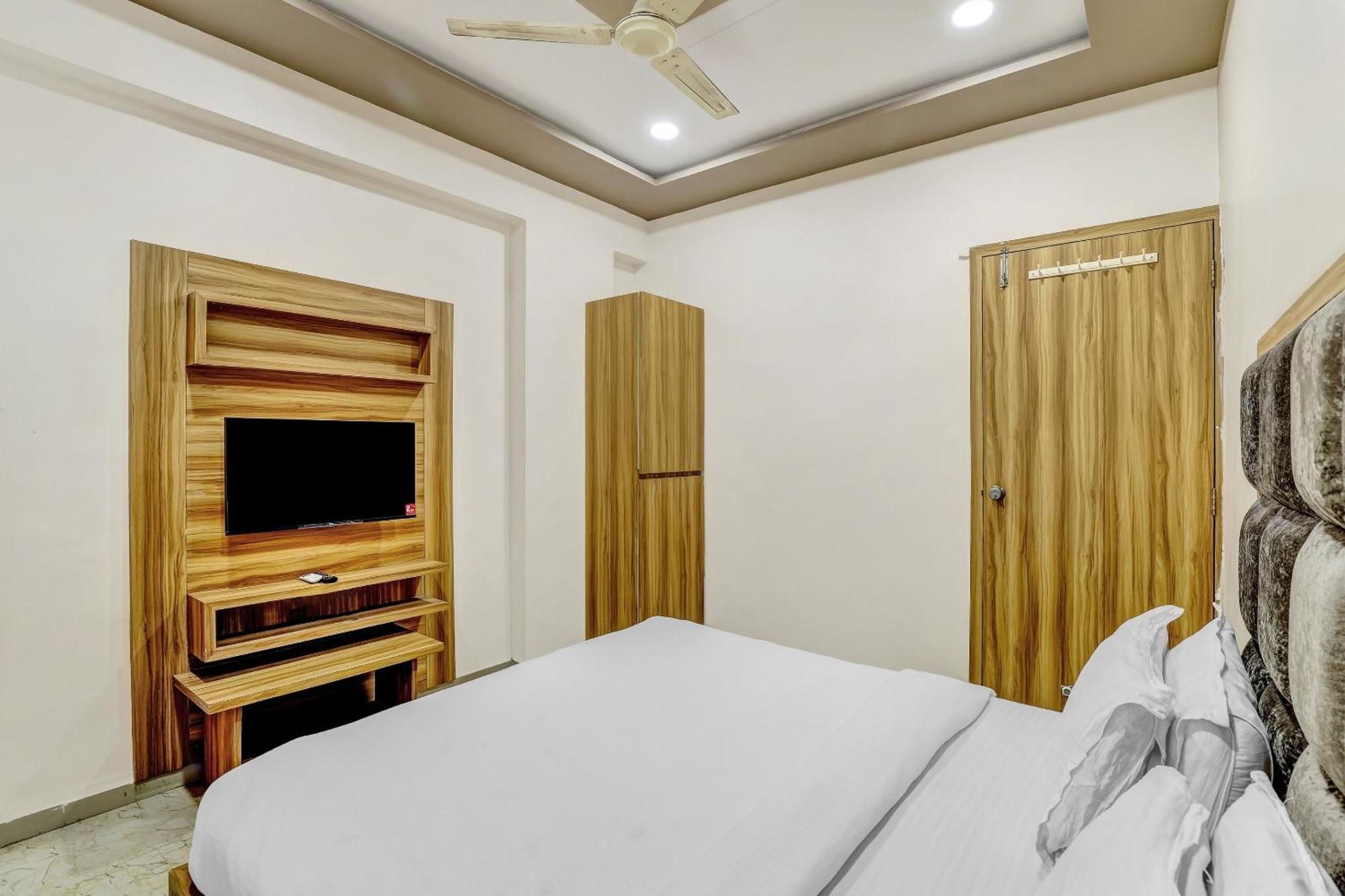 ホテル Capital O Maple View Naroda エクステリア 写真