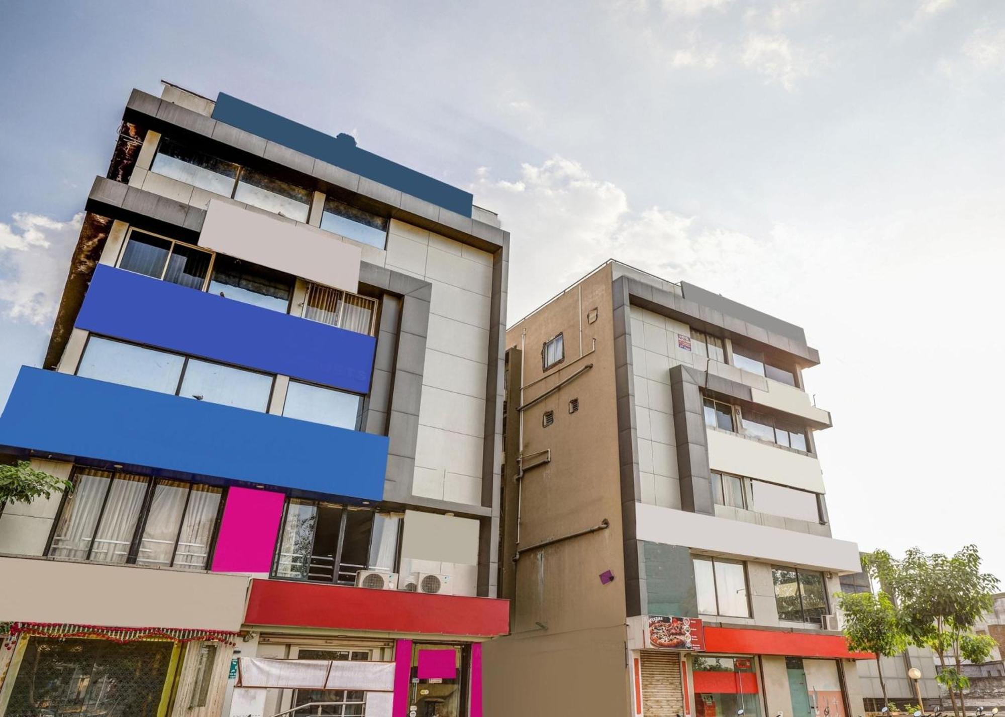 ホテル Capital O Maple View Naroda エクステリア 写真