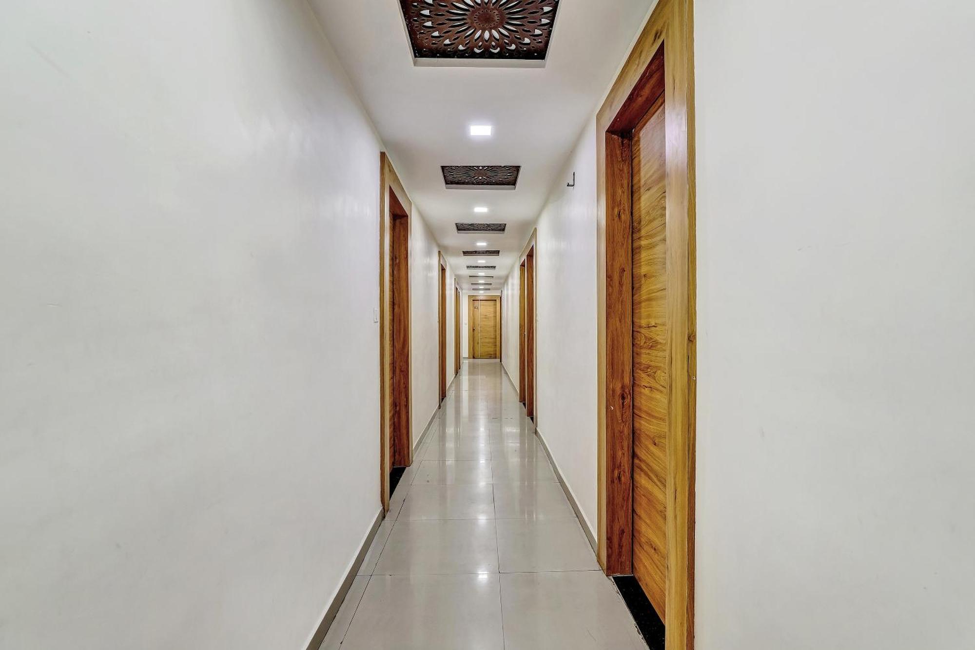 ホテル Capital O Maple View Naroda エクステリア 写真